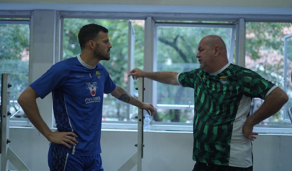 Patricio Matricardi (kiri) berbincang dengan Pelatih Persib Bandung Bojan Hodak. (Foto/persib.co.id)