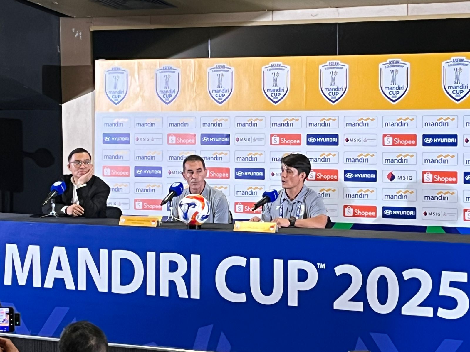 Pelatih Timnas Indonesia U-23 Gerald Vanenburg (tengah). (BeritaNasional/Harits)