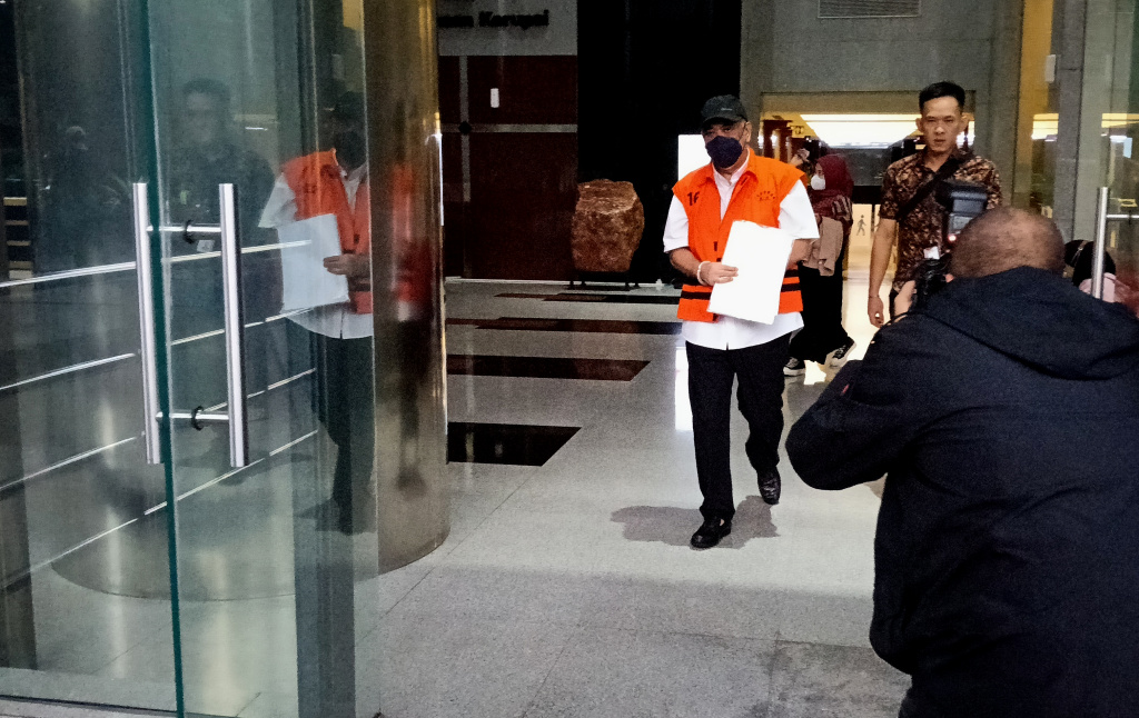 Tersangka kasus korupsi jual beli gas PT PGN Iswan Ibrahim, usai menjalani pemeriksaan di Gedung Merah Putih KPK, Jakarta, Kamis (17/7/2025). (Beritanasional.com/ Oke Atmaja)