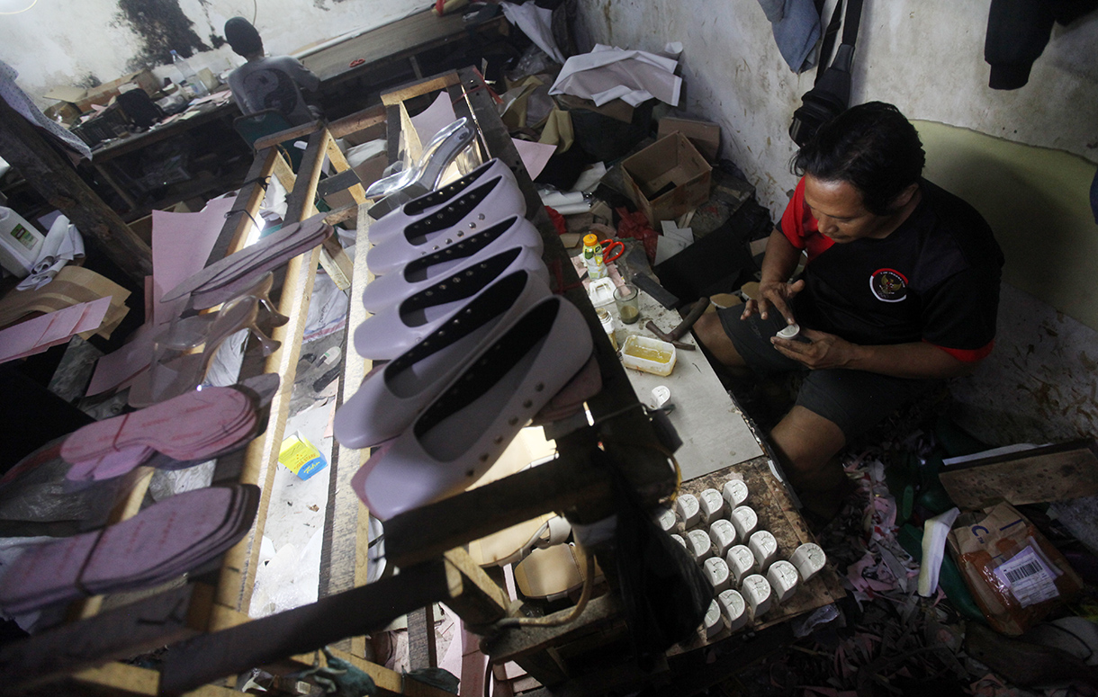 Pekerja menyelesaikan sepatu di Industri Rumahan Sepatu Wanita OB Shoes di Depok, Minggu (6/7/2025).  (Beritanasional.com/Oke Atmaja)