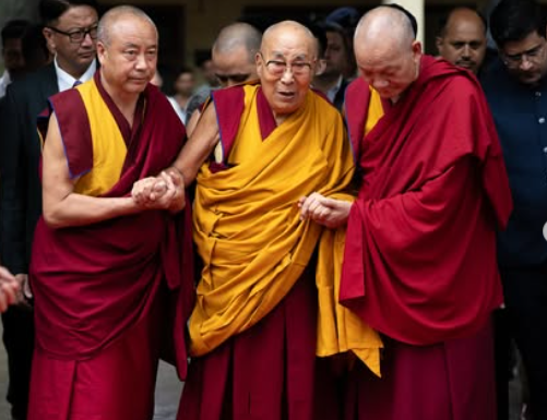 Pemimpin Spiritual Tibet Yang Mulia Dalai Lama (tengah) saat perayaan ulang tahun ke-90. (Foto/Instagram Dalai Lama)