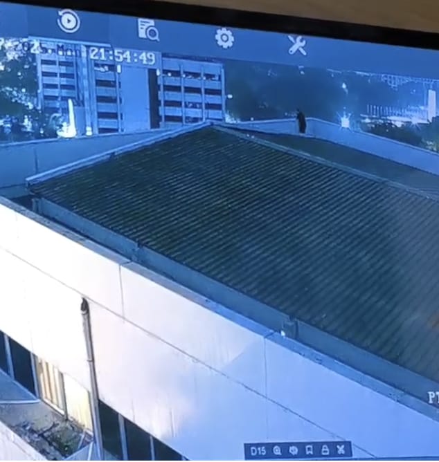 Almarhum Arya berdiri di sudut rooftop lantai 12 gedung Kemlu sehari sebelum tewas. (BeritaNasional/Bachtiarudin)