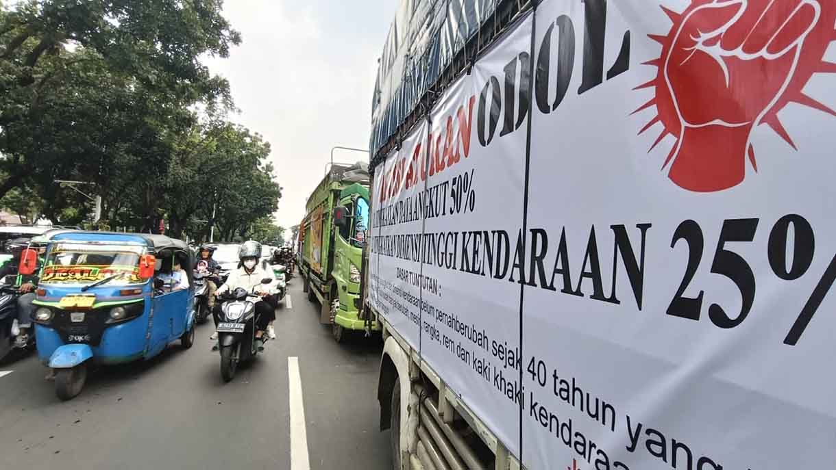 Puluhan truk parkir di Jalan Medan Merdeka Selatan, Jakarta, Rabu (2/7/2025).(Beritanasional.com/Oke Atmaja)