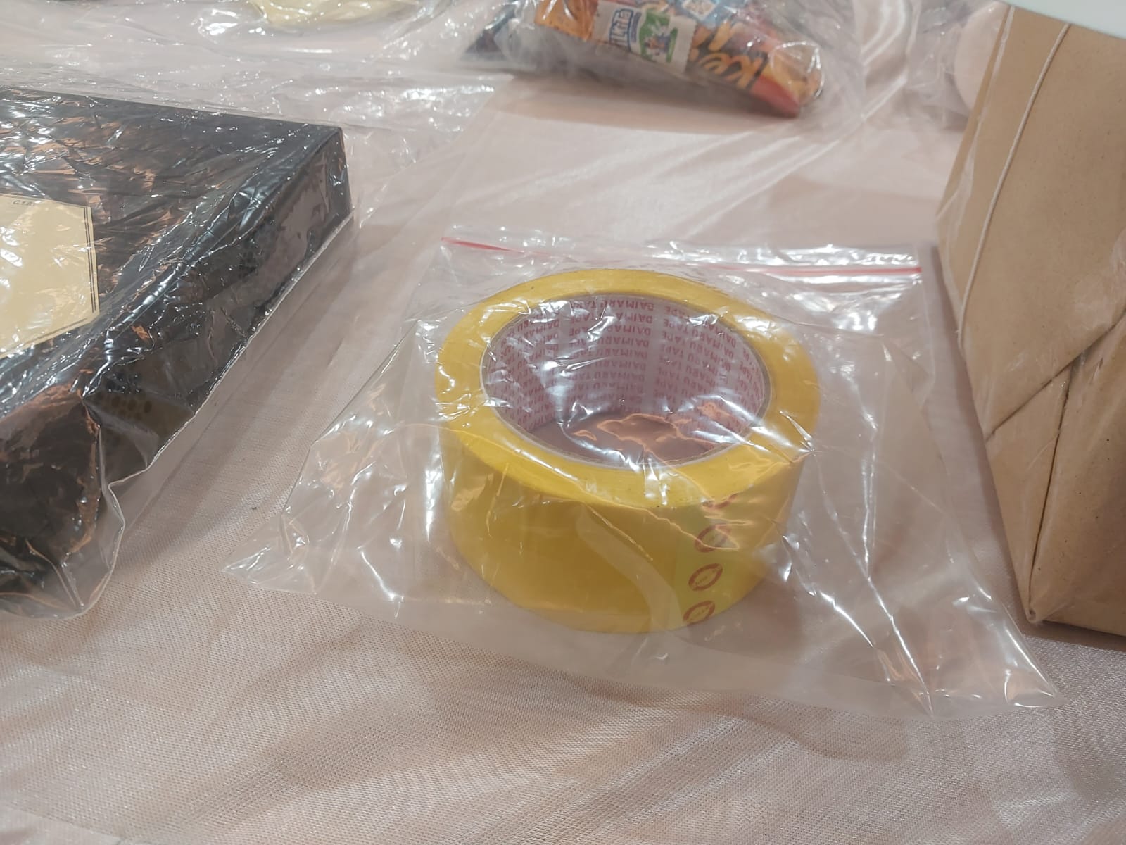 Lakban kuning yang menjadi barang bukti kematian Arya Daru. (BeritaNasional/Bachtiarudin Alam)
