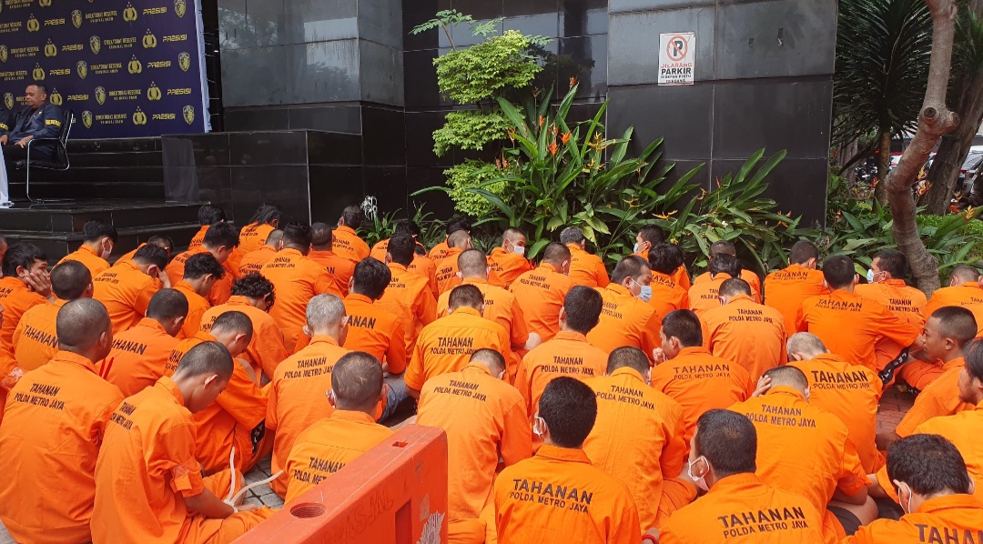 Para pelaku kejahatan jalanan kenakan seragam khas tahanan. (BeritaNasional/B