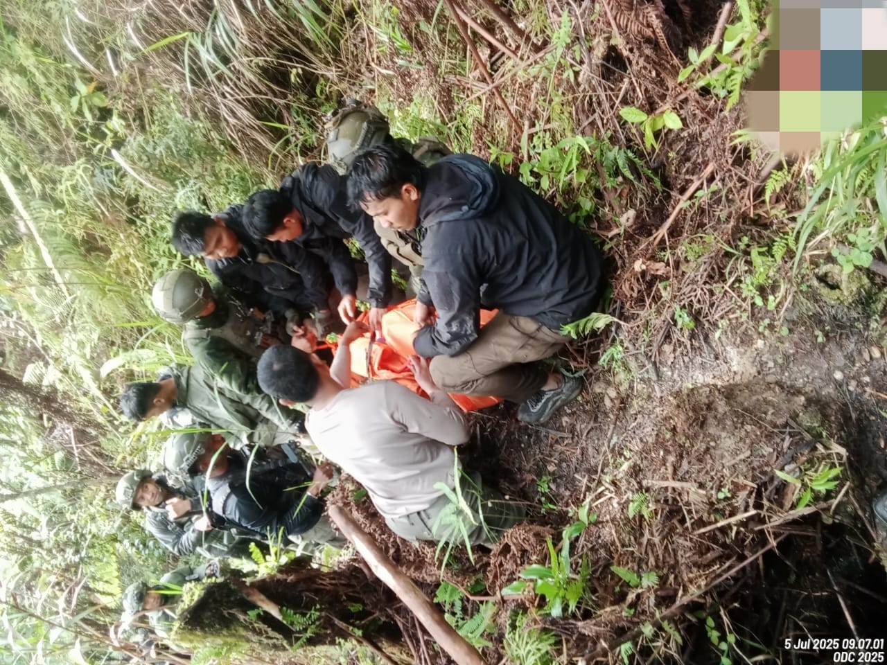 Polri evakuasi salah satu kelompok KKB. (BeritaNasional/dok humas polri)
