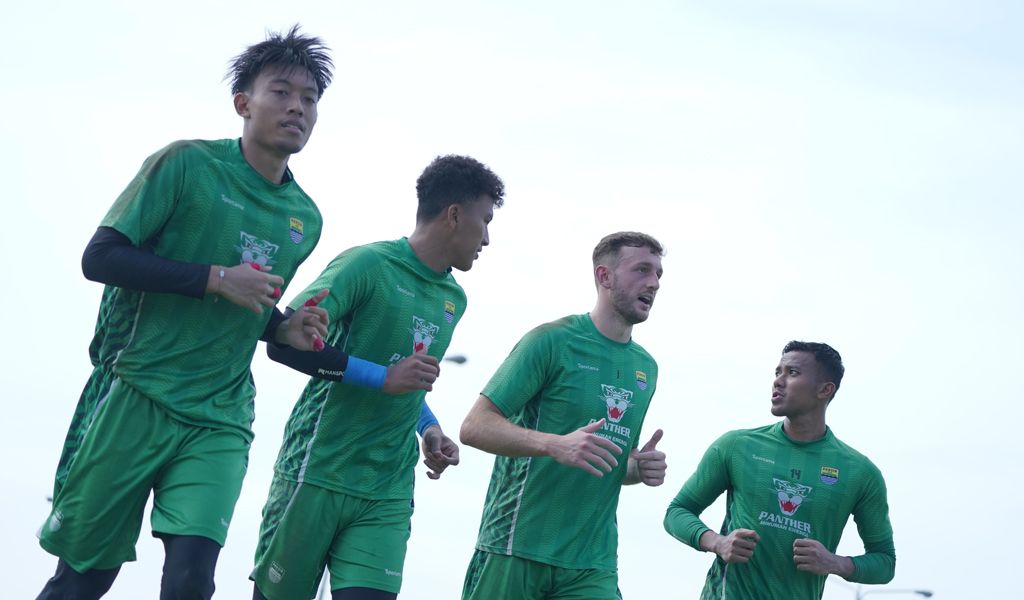 Penjaga gawang Akademi Persib, Muhammad Rhaka Syafaka Bilhuda (kiri)