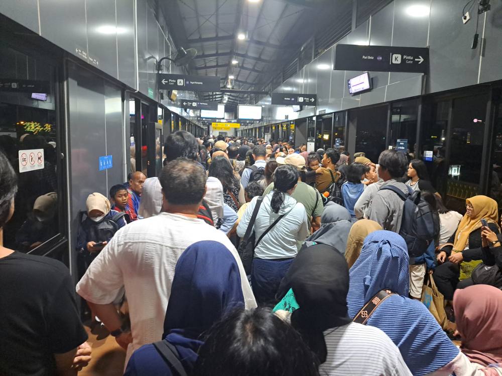 Penumpang Transjakarta mengantre di Halte CSW, Jakarta. (BeritaNasional/Lydia)