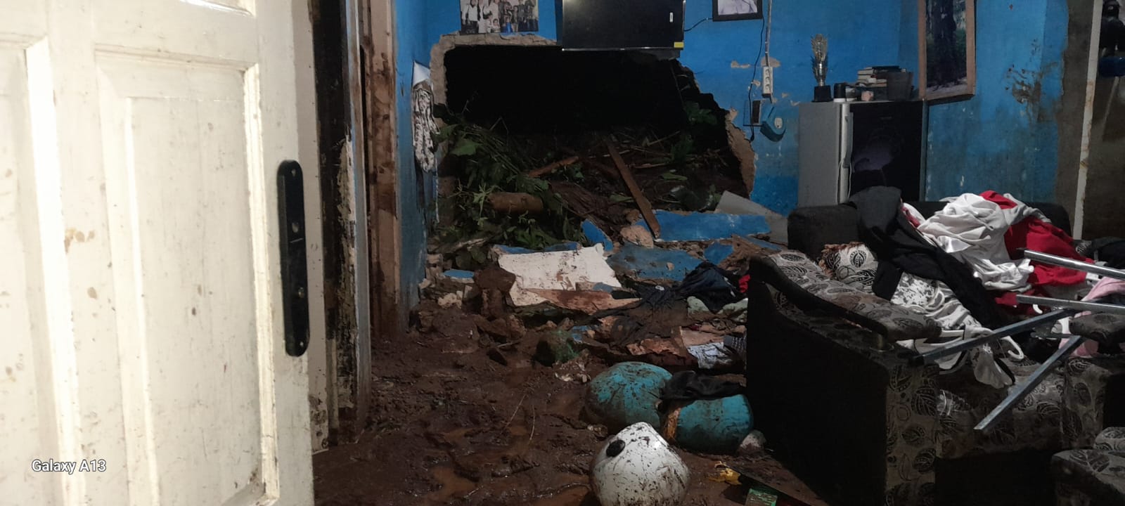 Tanah longsor menghantam salah satu rumah warga Kabupaten Sukabumi Jawa Barat. (BeritaNasional/BNPB)