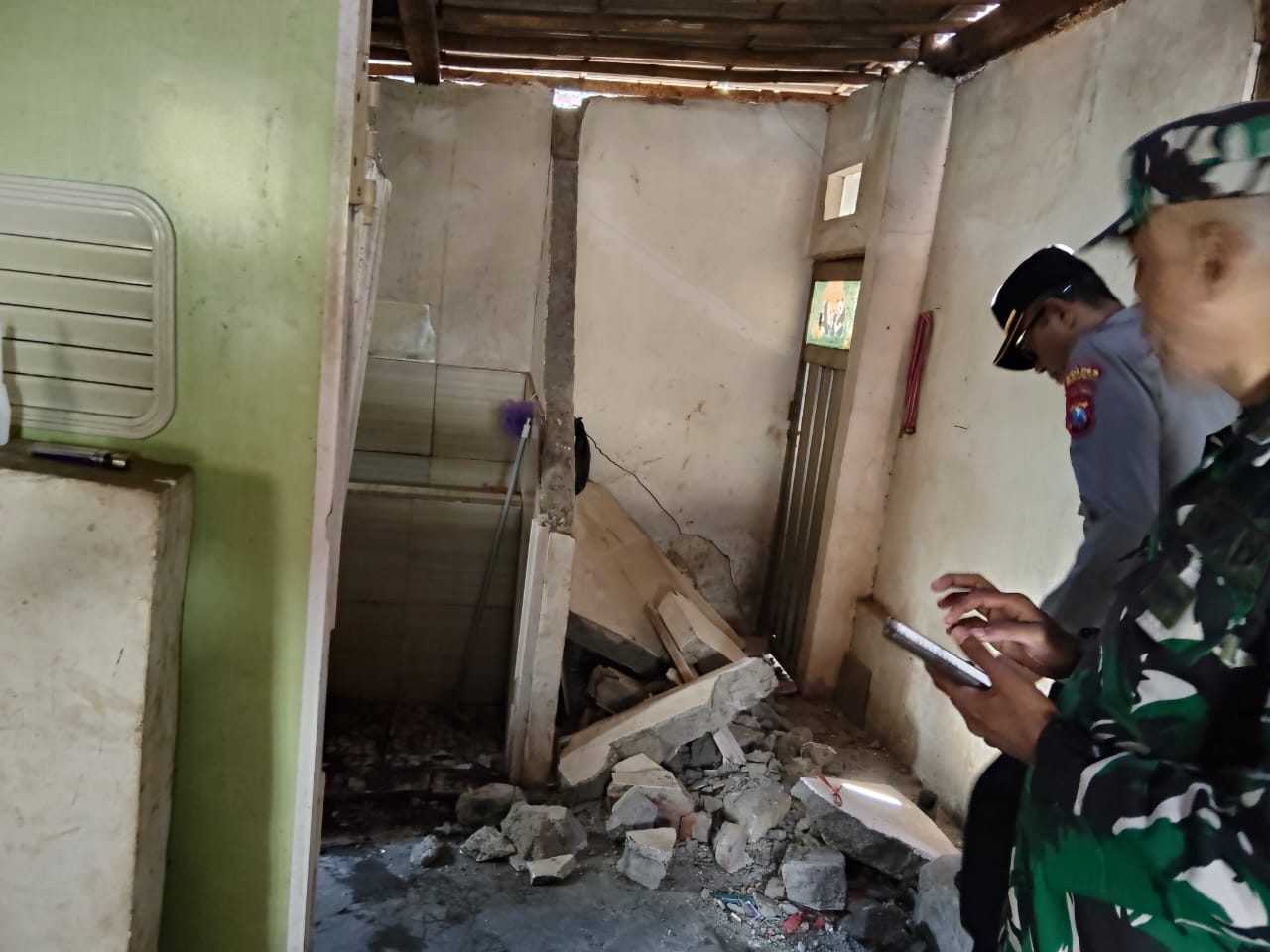 Kerusakan rumah warga akibat guncangan gempa di Kabupaten Probolinggo Jatim. (BeritaNasional/BNPB)