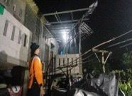 Cuaca eksrem dan angin kencang rusak rumah warga. (BeritaNasional/BNPB)