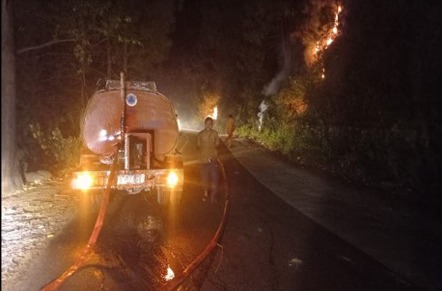 Tim memadamkan api yang membakar lahan di Kabupaten Samosir Sumut. (BeritaNasional/BNPB)
