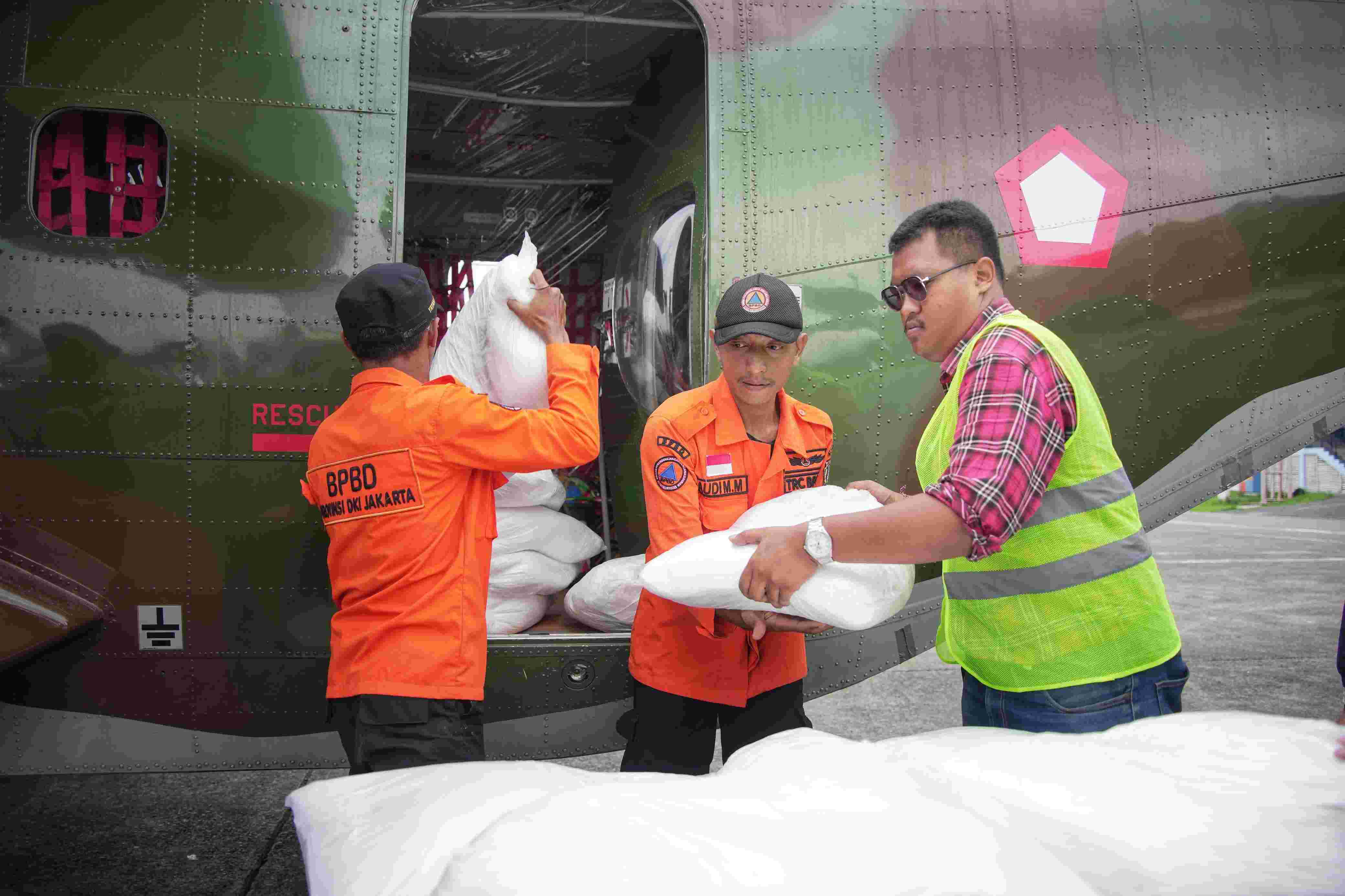 Petugas melakukan persiapan operasi modifikasi cuaca. (Foto/Pemprov Jakarta)