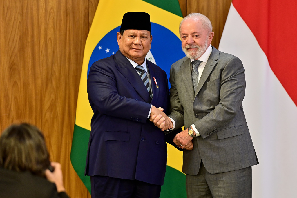 Presiden Prabowo Subianto (kiri) berjabat tangan dengan Presiden Brasil Luiz Inacio Lula da Silva saat melakukan pertemuan bilateral di Istana Kepresidenan Palacio do Planalto, Brazilia, Brasil, Rabu (9/7/2025). (Biropers)