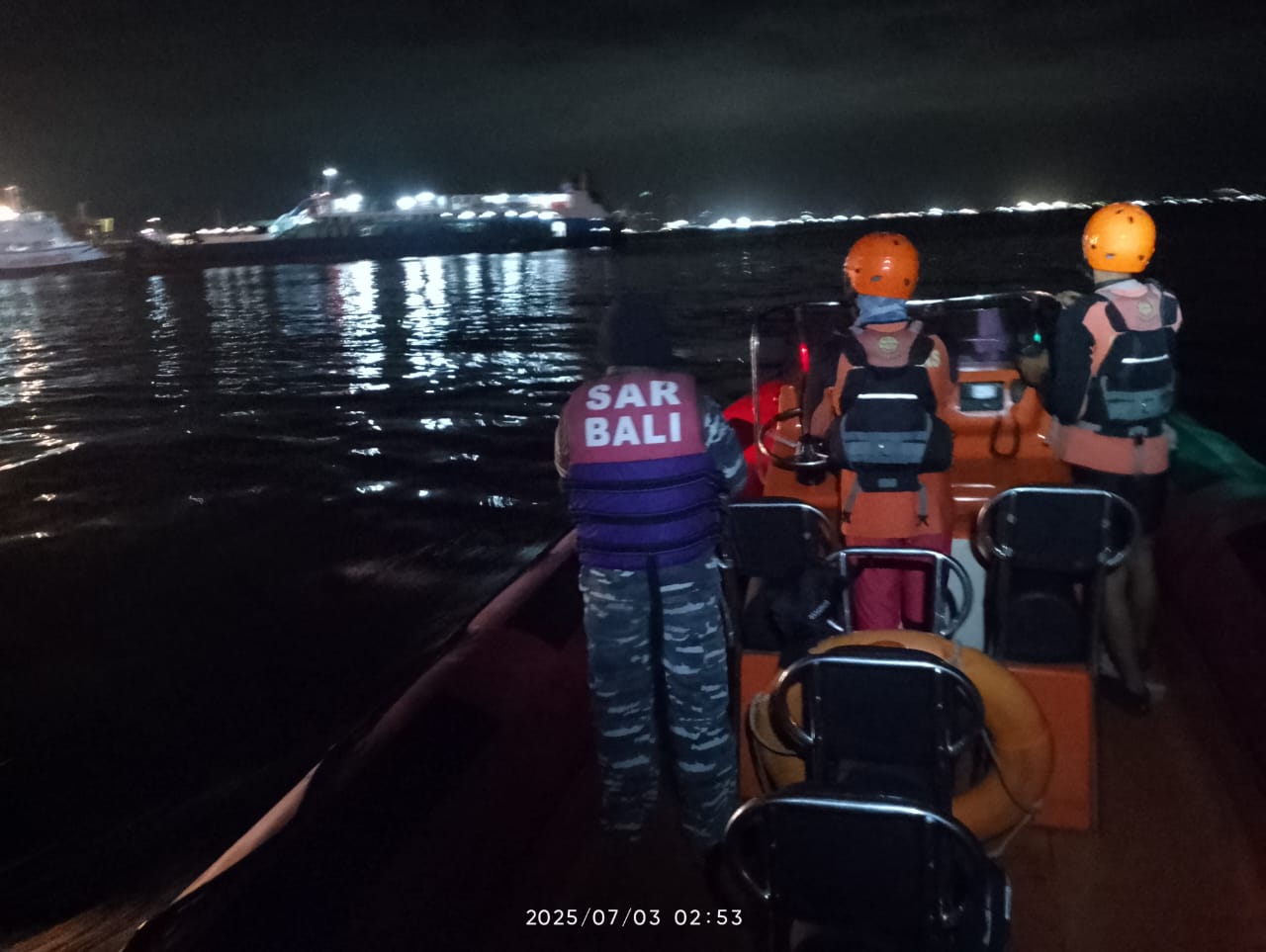 Petugas SAR melakukan pencarian terhadap korban tenggelam KMP Tunu Pratama Jaya. (Foto/istimewa)