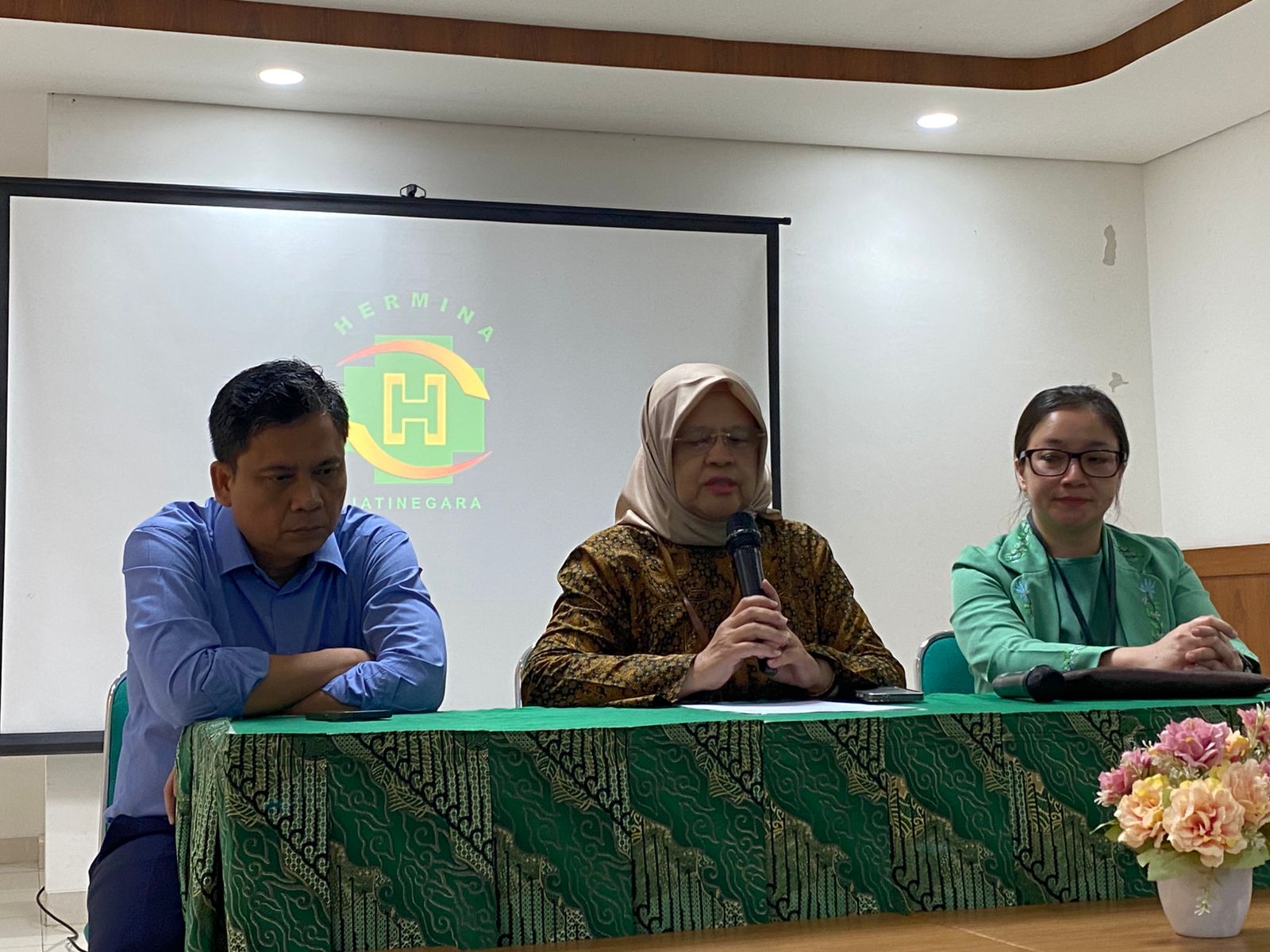 Pihak RS Hermina Jatinegara memberikan keterangan terkait kebakaran hari ini, Rabu (2/7/2025). (BeritaNasional/Bachtiarudin Alam)