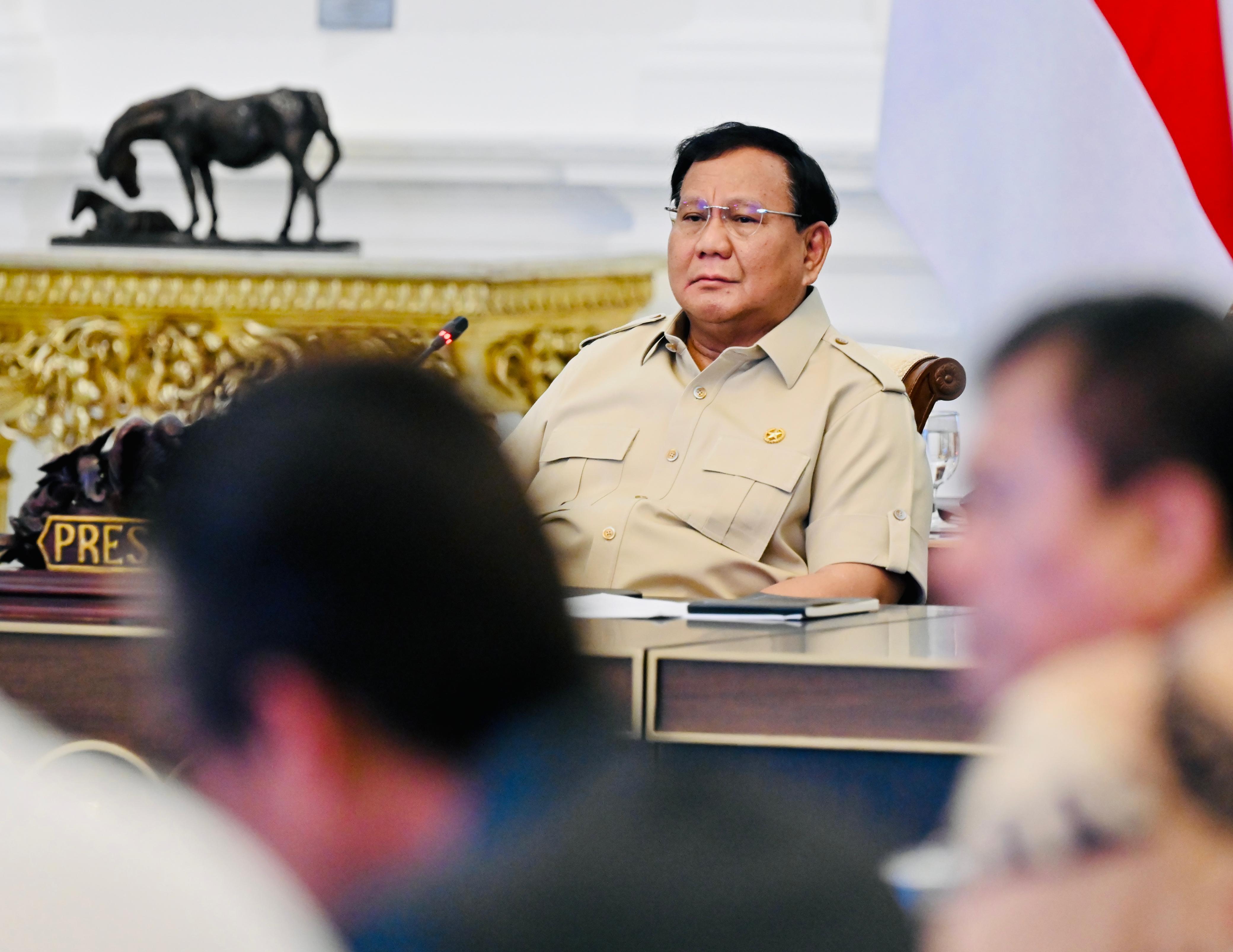 Presiden Prabowo Subianto pimpin rapat terbatas bahas KEK bersama sejumlah menteri. (BeritaNasional/Setpres)