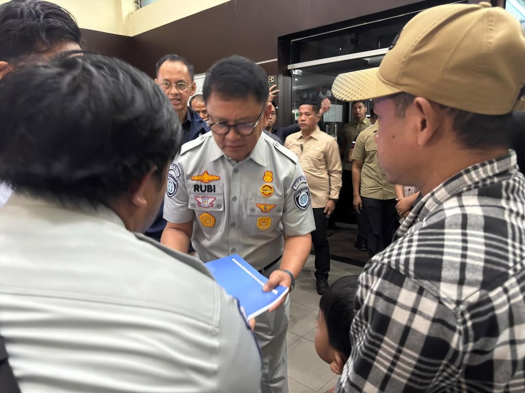 Plt Direktur Utama Jasa Raharja Rubi Handojo saat memantau evakuasi korban tenggelamnya KMP Tunu Pratama Jaya di Selat Bali. (Foto/Instagram)
