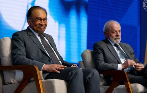 PM Malaysia Anwar Ibrahim (kiri) saat menghadiri BRICS 2025 di Barsil. (Foto/Instagram)