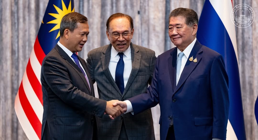 PM Malaysia Anwar Ibrahim (tengah), PM Kamboja Hun Manet (kiri), dan Penjabat PM Thailand Phumtham Wechayachai berjabat tangan di Putrajaya, Malaysia. (Foto/Instagram Anwar Ibrahim)