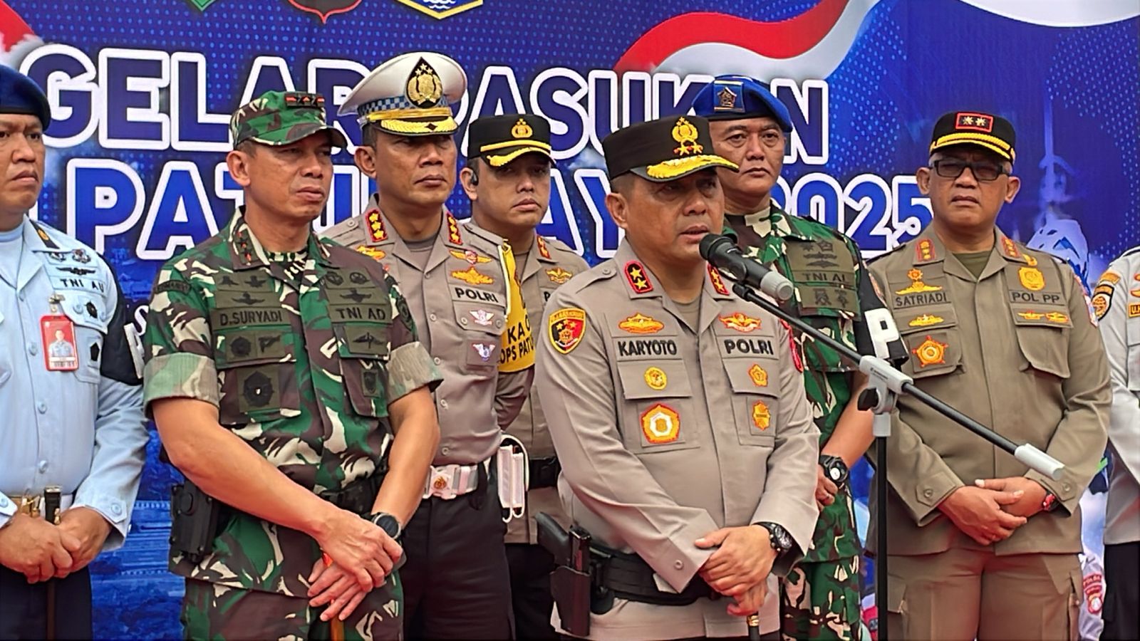 Kapolda Metro Jaya Irjen Pol Karyoto (tengah) saat memberikan keterangan soal Operasi Patuh Jaya 2025. (BeritaNasional/Bachtiarudin Alam)