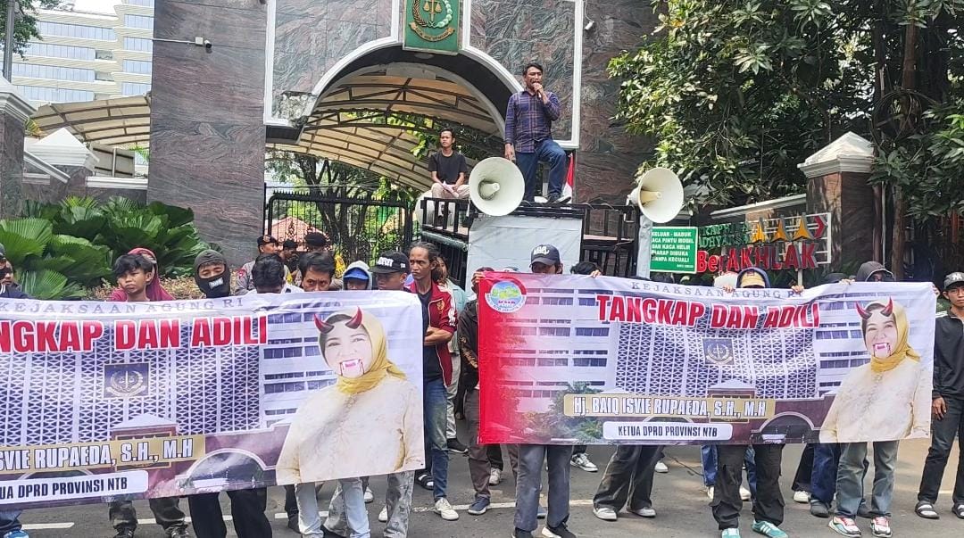 Komite Mahasiswa dan Pemuda NTB unjuk rasa di depan Kejagung terkait dugaan dana Pokir. (BeritaNasional/istimewa)