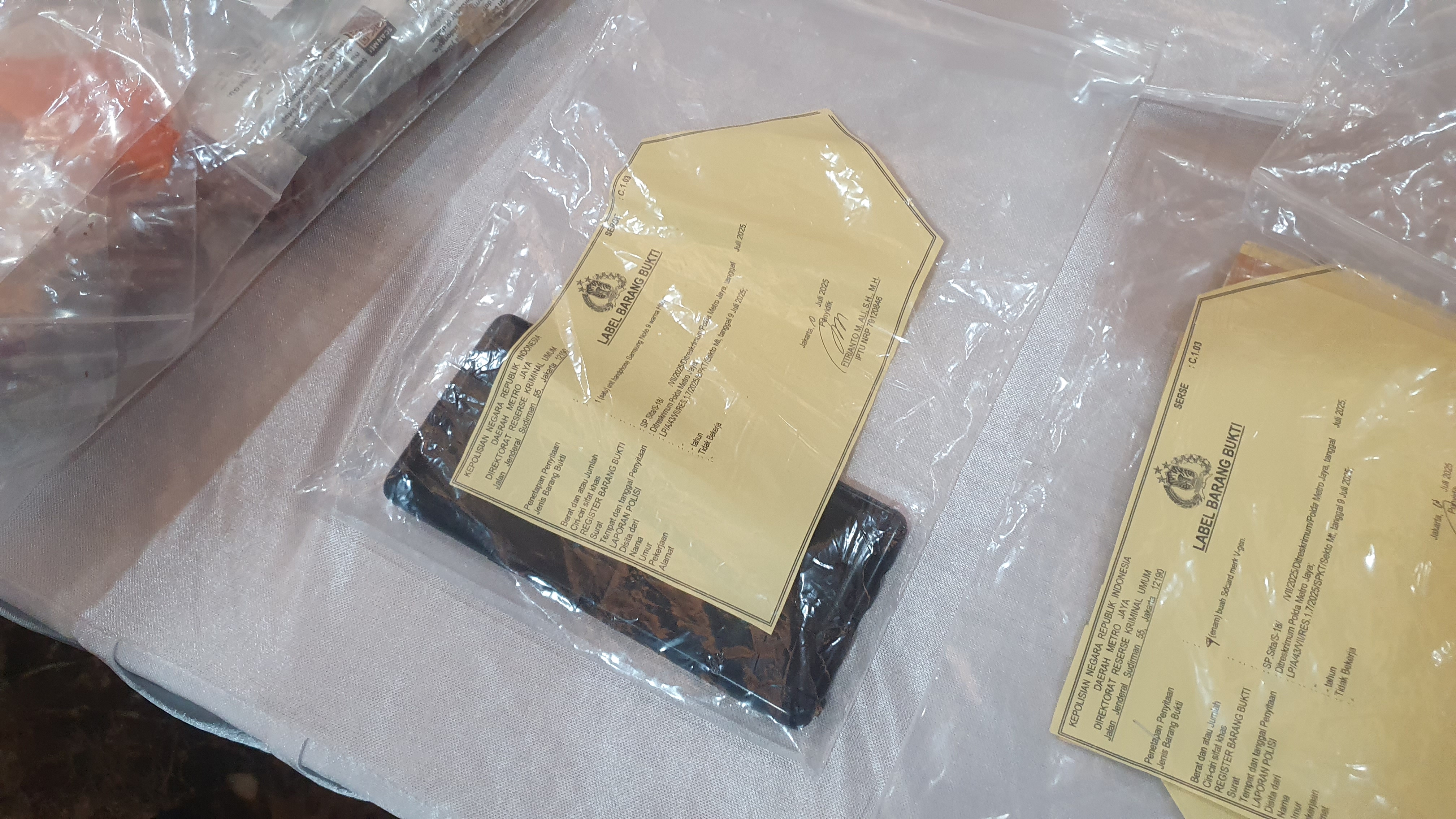 Polisi Amankan HP Sebagai Barang Bukti. (BeritaNasional/Bachtiar)