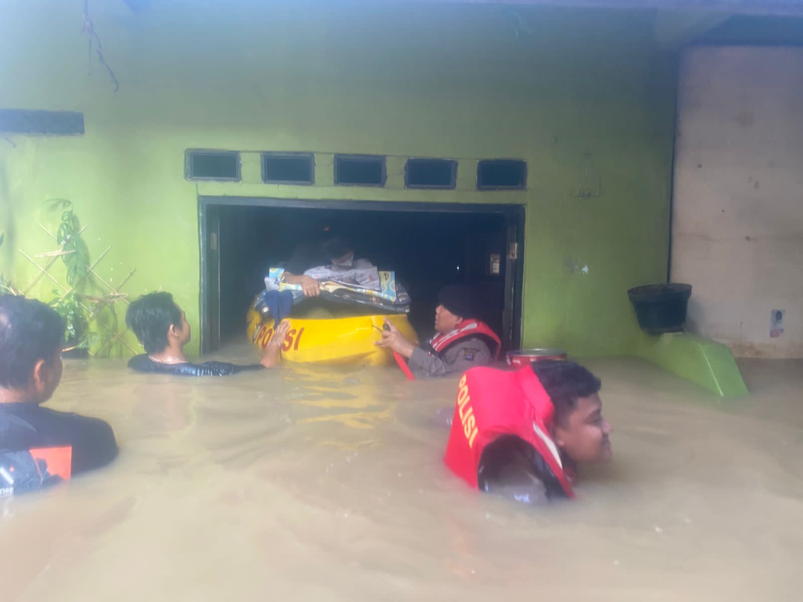 Polisi membantu evakuasi Wargw yang Terdampat banjir di Kebon Pala Jaktim. (Foto/Istimewa)