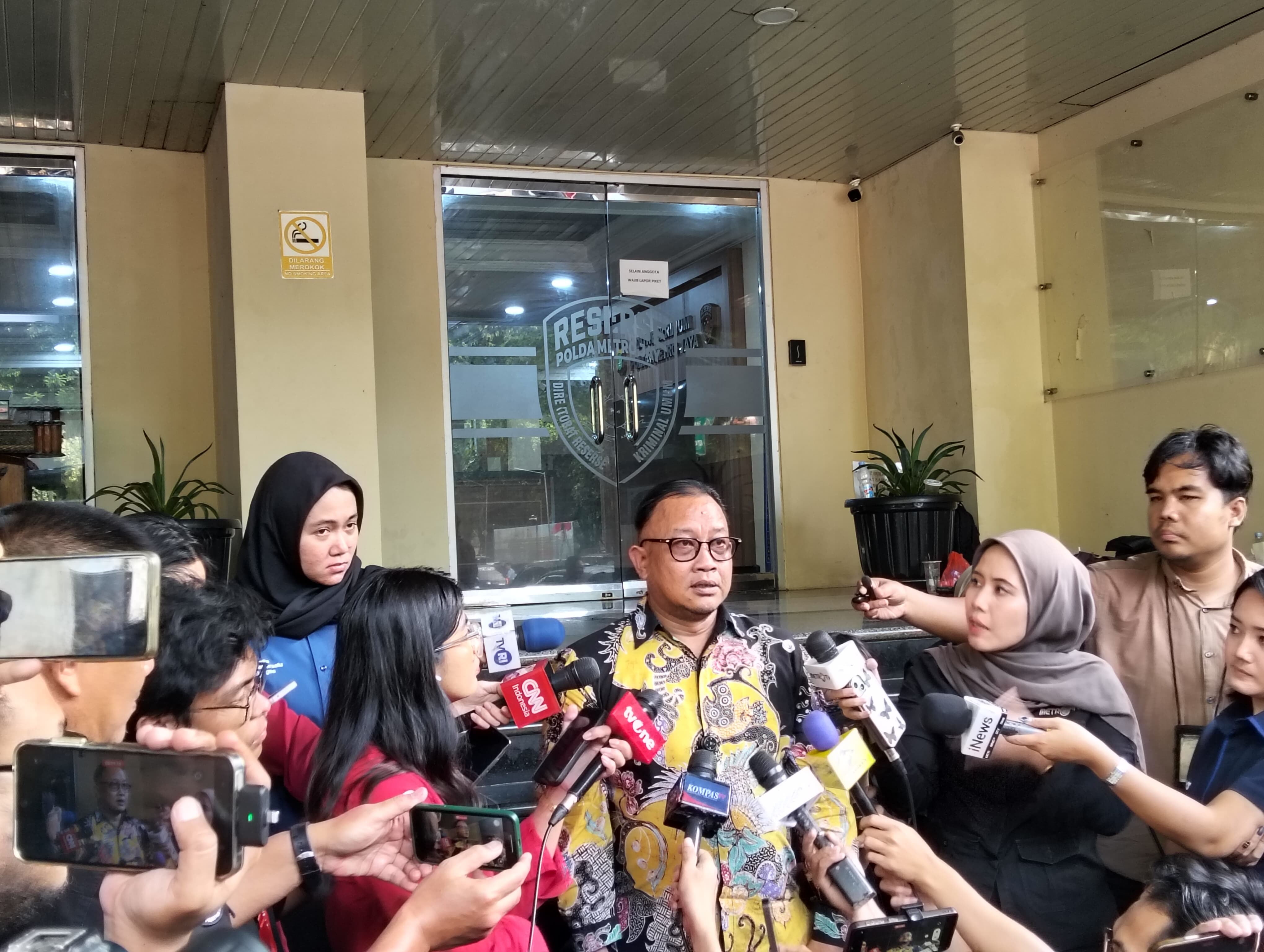 Komisioner Kompolnas Choirul Anam saat diwawancarai. (BeritaNasional/Bachtiarudin Alam)