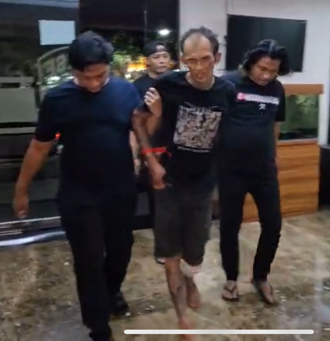 Polisi Tangkap Pelaku Pembunuhan Pria Tertutup Sarung di Pondok Aren Tangsel Pelaku pembunuh CAD saat diringkus polisi. (BeritaNasional/Bachtiarudin)