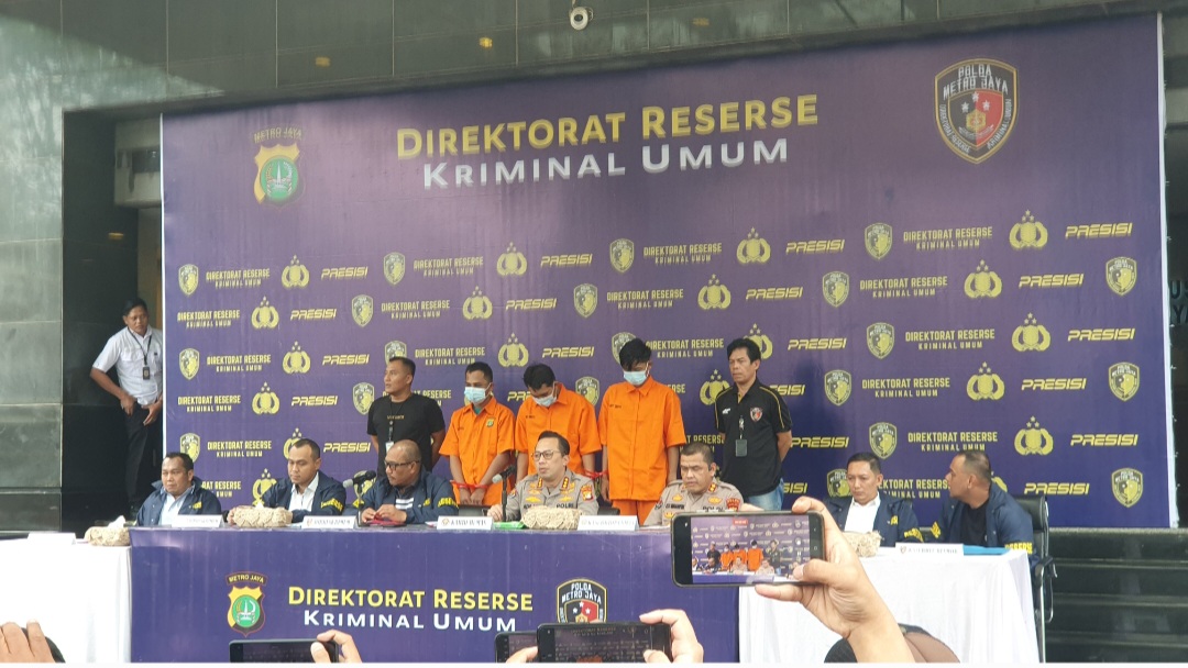 Polisi Polda Metro Jaya merilis tersangka pembunuhan seorang notaris di Bekasi. (BeritaNasional/Bachtiarudin)