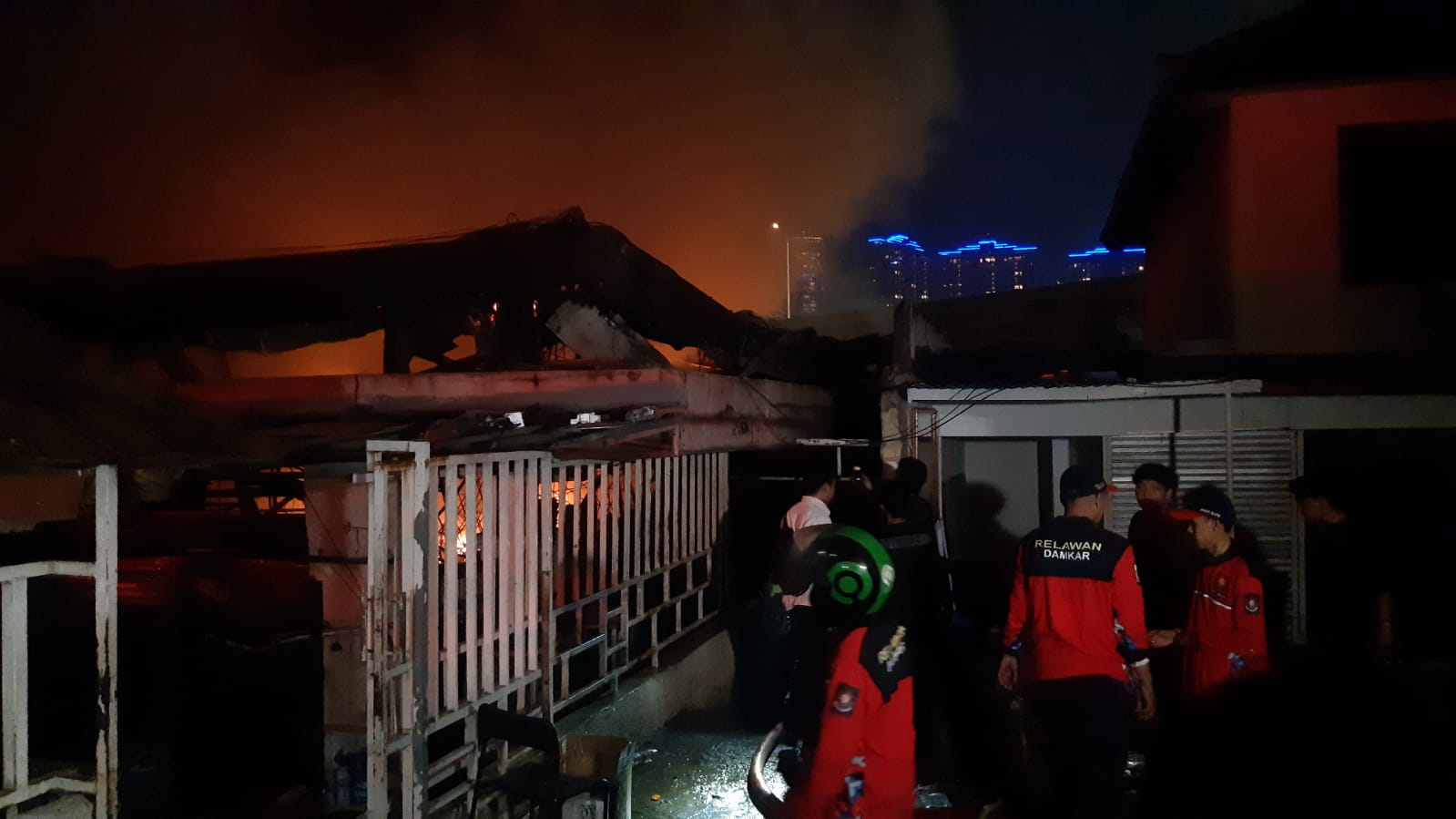 Pemadam kebakaran berjibaku memadamkan api di Pasar Taman Puring, Jaksel. (Foto/Istimewa)
