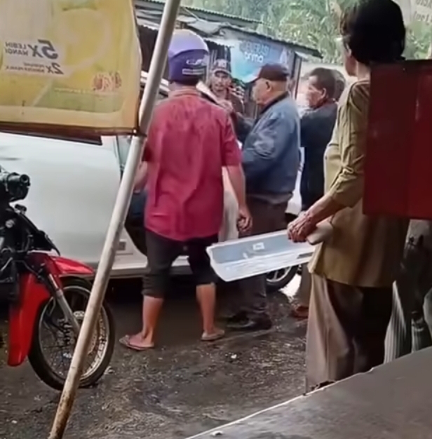 Aksi opang mencegat taksi online di Tigaraksa, Kabupaten Tangerang. (Foto/Istimewa)