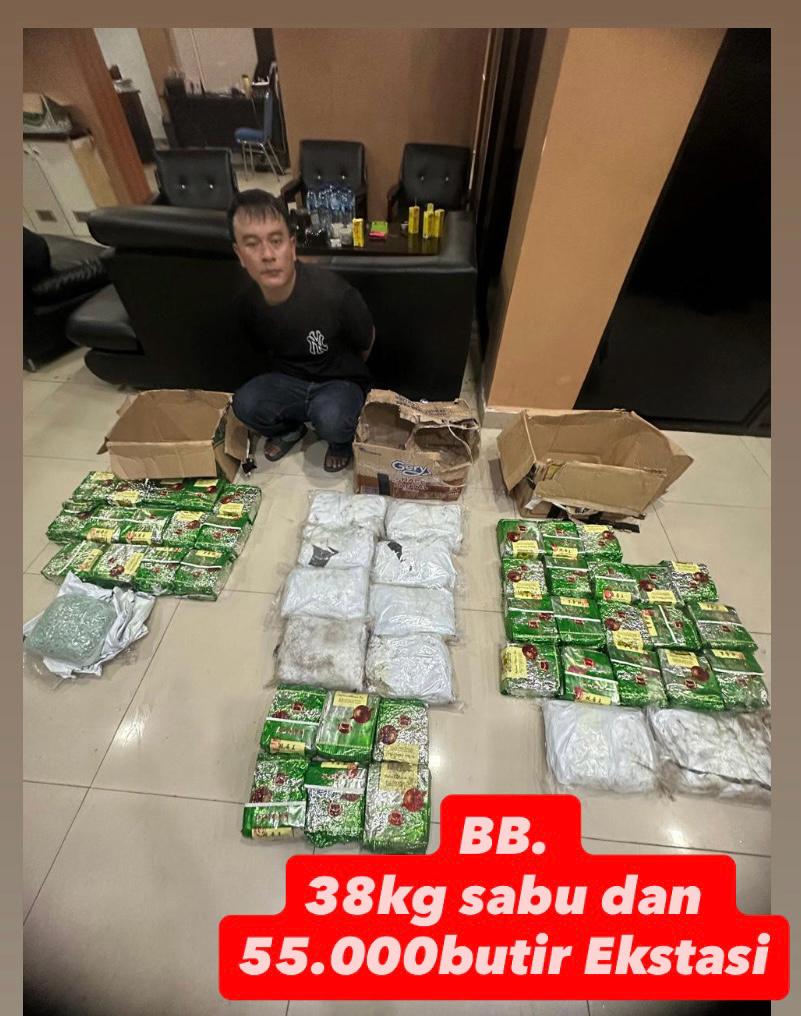 Pelaku pengedar dan barang bukti sabu dan ektasi. (BeritaNasional/Bachtiarudin)