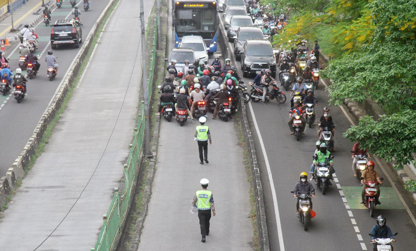 Polantas sedang menindak pengendara yang melanggar lalu lintas. (BeritaNasional/Oke Atmaja)