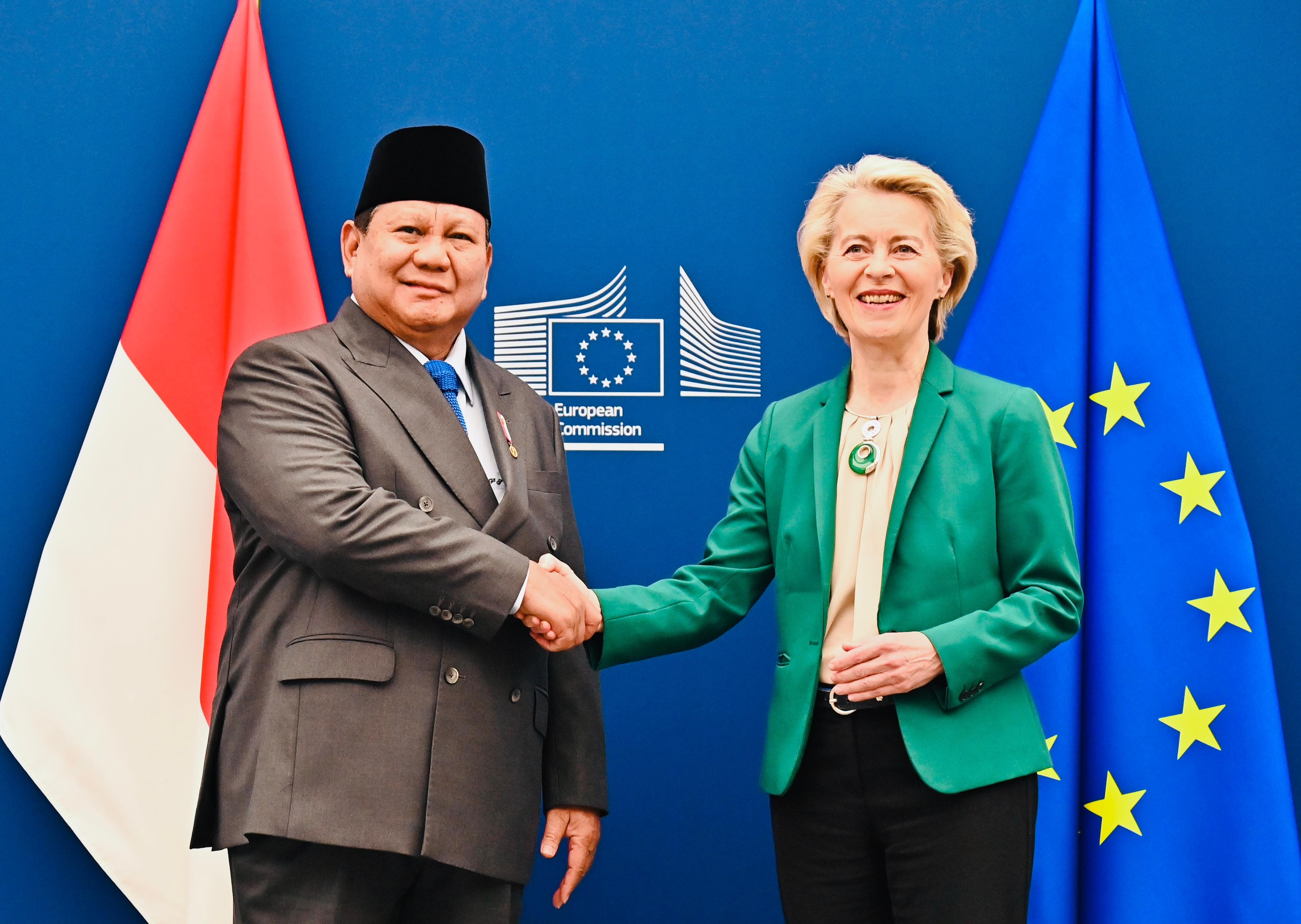 Presiden Prabowo Subianto (kiri) bersalaman dengan Presiden Komisi Eropa Ursula von der Leyen di Kantor Pusat Uni Eropa. (Foto/BPMI)
