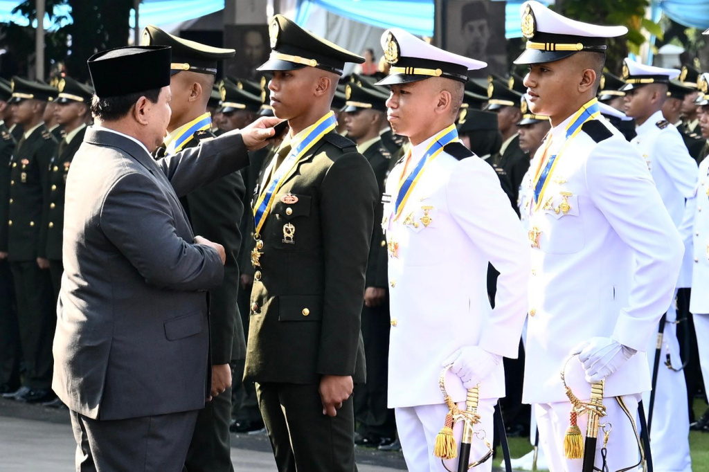 Presiden Prabowo Subianto (kiri) menyematkan tanda pangkat kepada perwira remaja peraih Adhi Makayasa saat Upacara Prasetya Perwira (Praspa) TNI dan Polri tahun 2025 di halaman Istana Merdeka, Jakarta, Rabu (23/7/2025).  (Beritanasional.com/ Oke Atmaja)