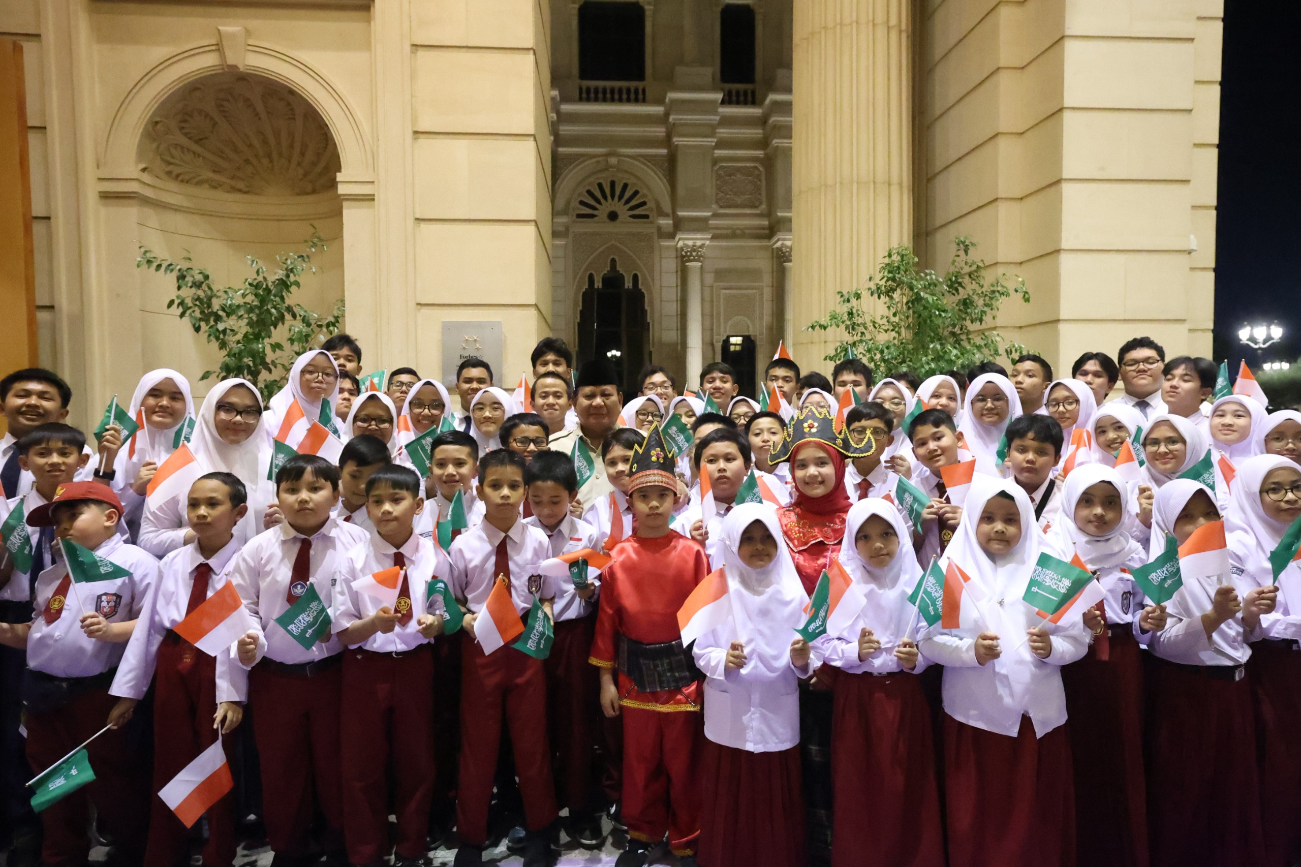 Prabowo Temui Anak-anak Indonesia di Jeddah. (Foto/Tim Prabowo)