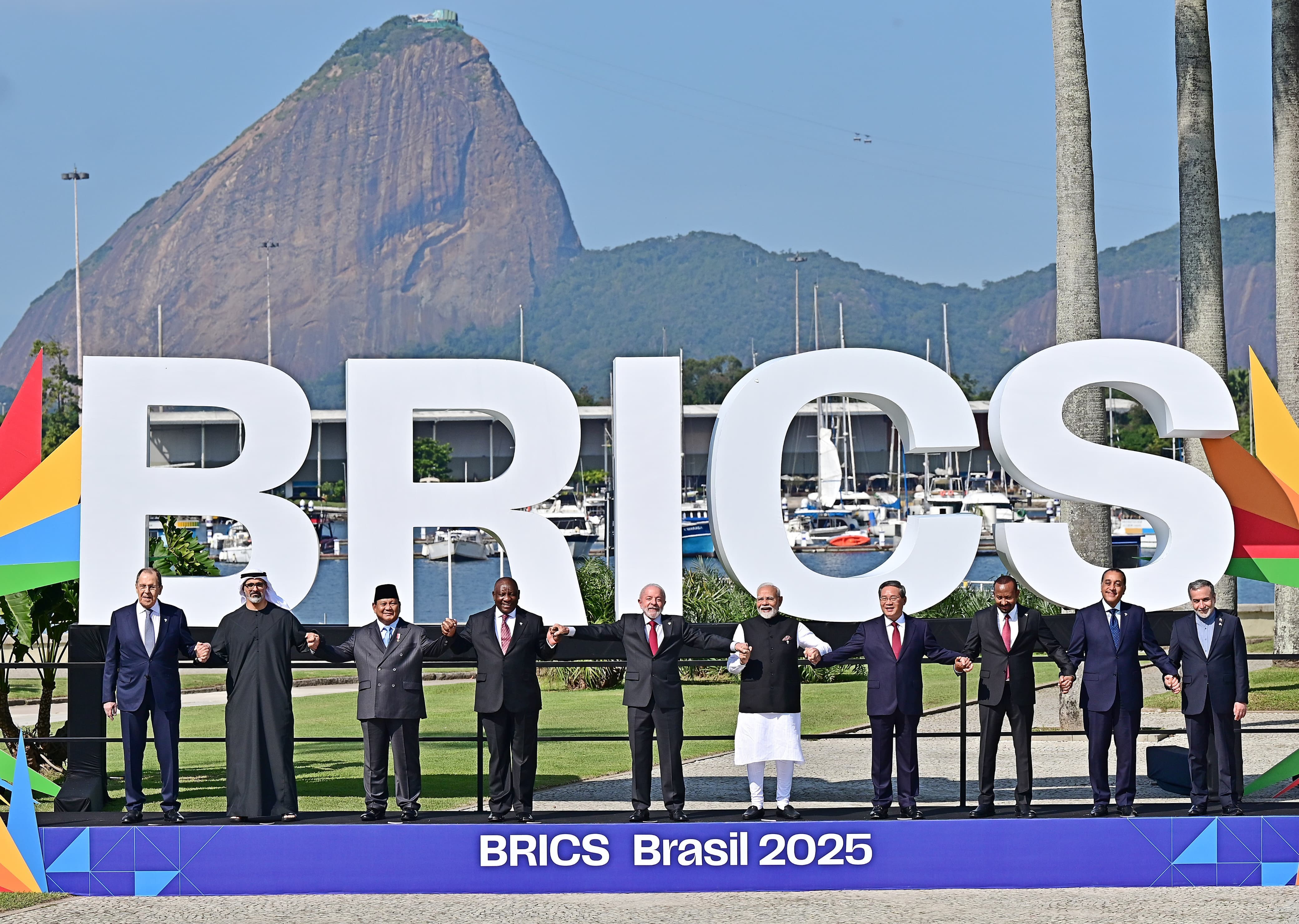Presiden Indonesia Prabowo Subianto (tiga dari kiri) bersama para pemimpin negara anggota BRICS 2025. (Foto/BPMI)