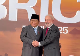 Presiden Indonesia Prabowo Subianto (kiri) disambut Presiden Brasil Luiz Inacio Lula da Silva saat menghadiri KTT BRICS 2025. (Foto/Instagram BRICS 2025)