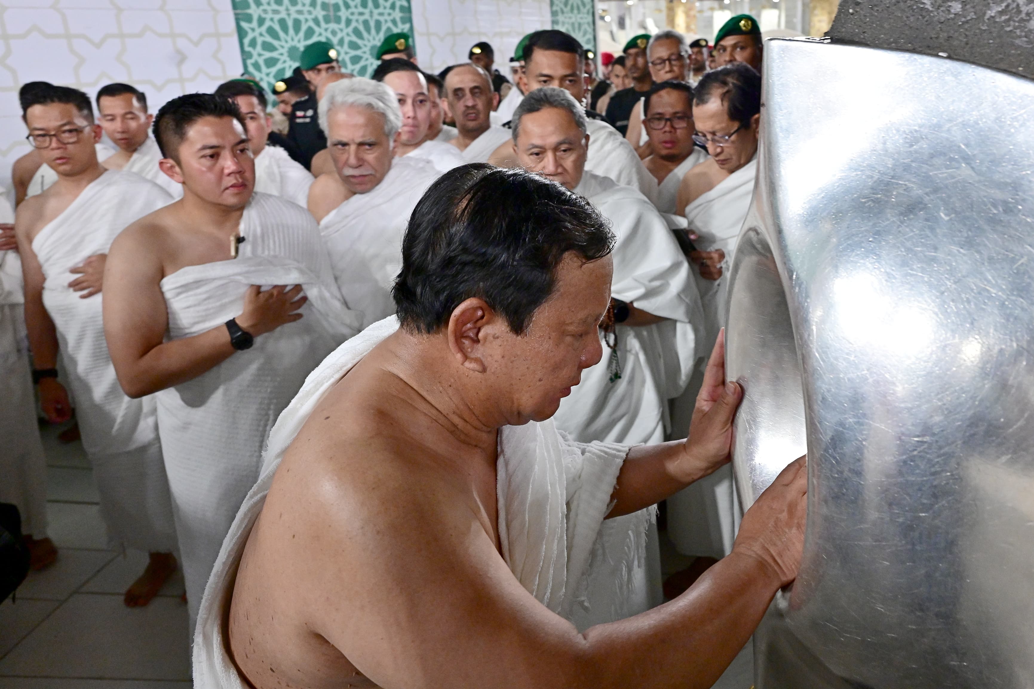 Presiden Indonesia Prabowo Subianto mencium hajar aswad saat umrah dalam kunjungan kenegaraan di Arab Saudi. (Foto/BPMI)