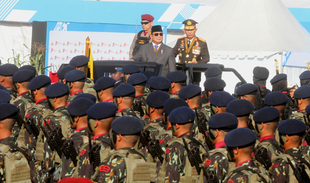 Presiden Prabowo Subianto dan Kapolri Jenderal Listyo Sigit Prabowo melakukan pengecekan pasukan di HUT ke-79 Bhayangkara di Monas, Jakarta, Selasa (1/7/2025). (Beritanasional.com/Oke Atmaja)