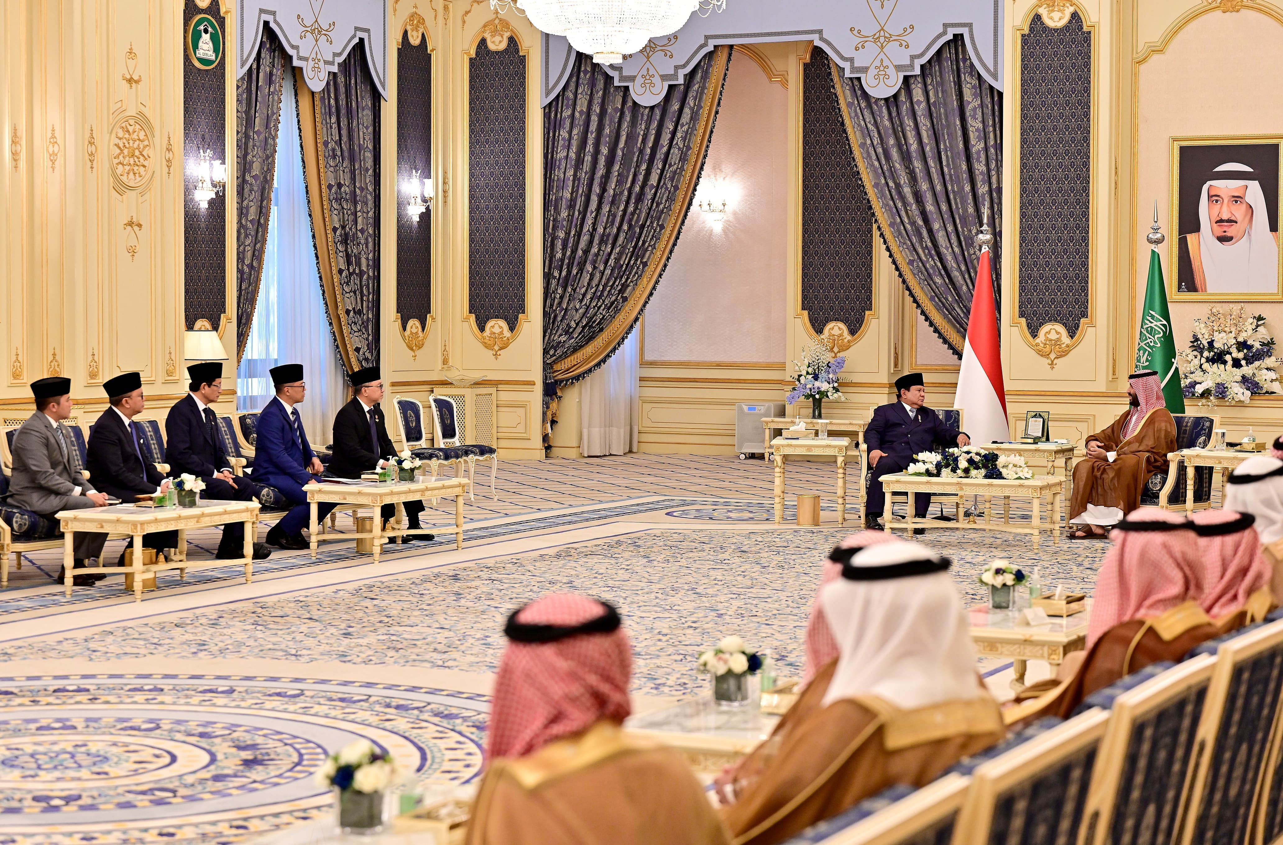 Presiden Prabowo bersama para menterinya mengunjungi Arab Saudi dalam rangka memperkuat kemitraan strategis. (Foto/BPMI)