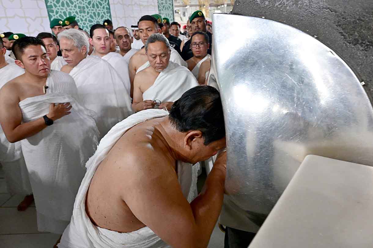 Presiden Prabowo mencium Hajar Aswad saat melaksanakan ibadah Umrah di Kota Suci Makkah Rabu dini hari (3/7/2025).  (Biropers)