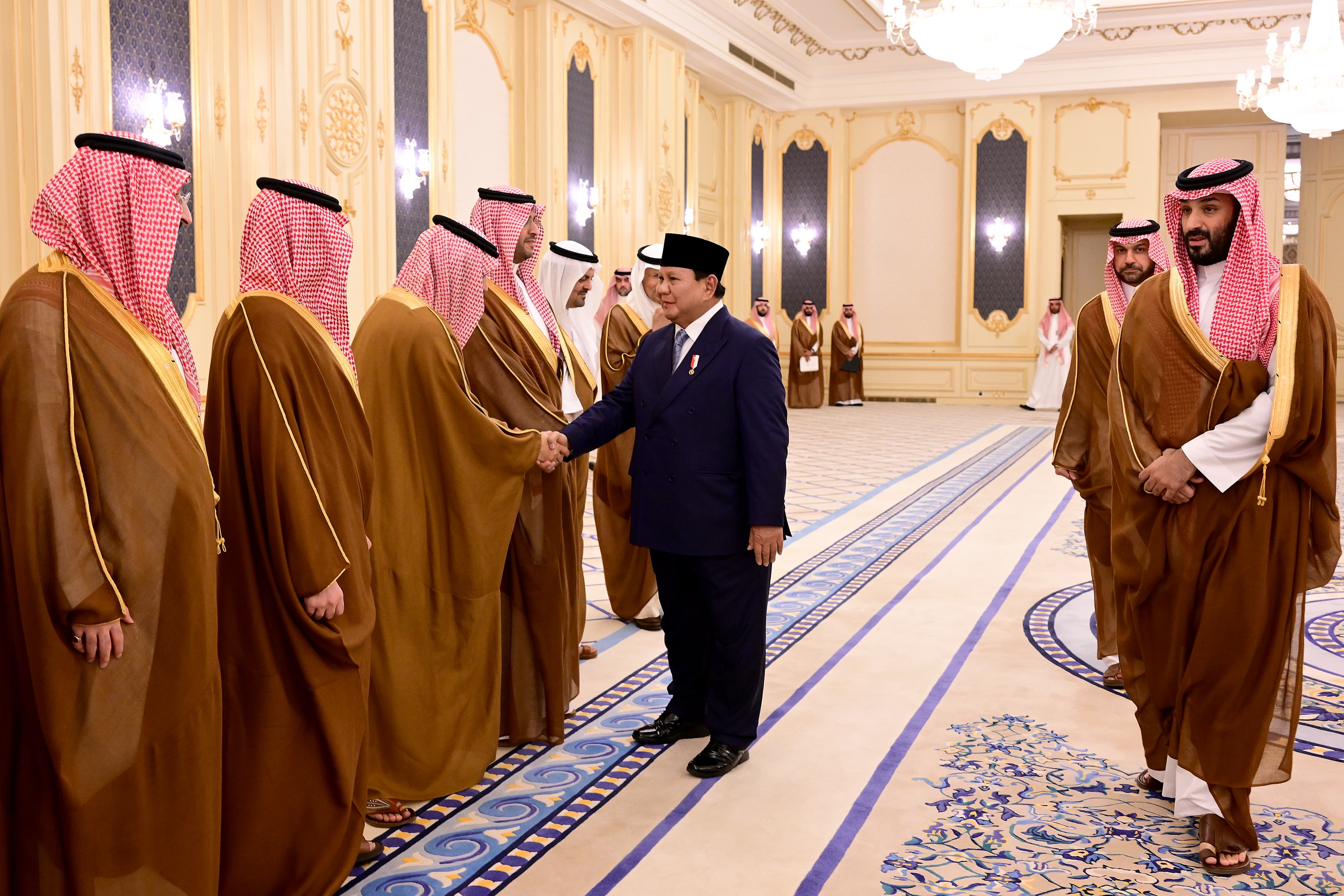 Presiden Prabowo Disambut Hangat Putra Mahkota Mohammed bin Salman di Istana Al-Salam Jeddah. (Foto/BPMI)