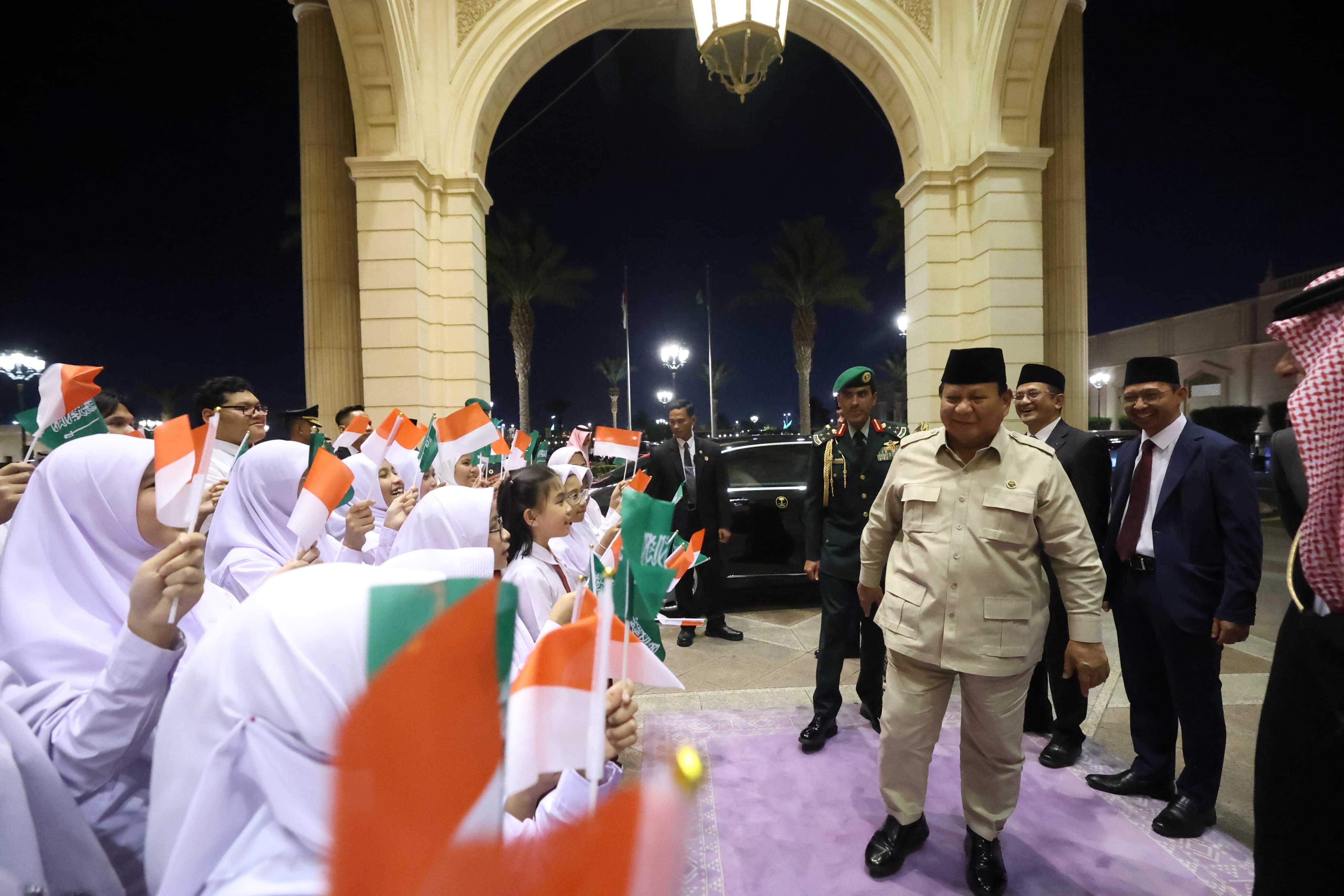 Presiden Prabowo Disambut Meriah oleh Siswa dan Diaspora Indonesia di Jeddah. (Foto/BPMI)