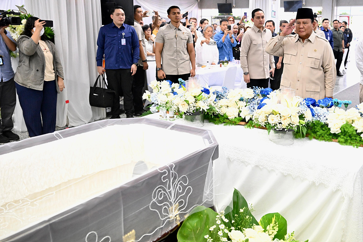 Presiden Prabowo Subianto memberi penghormatan di depan peti jenazah Menteri Koordinator Ekonomi, Keuangan, dan Industri (Menko Ekuin) periode 1999-2000 Kwik Kian Gie di Rumah Duka Sentosa, Jakarta, Rabu (30/7/2025).  (Beritanasional.com/ Biro Pers)