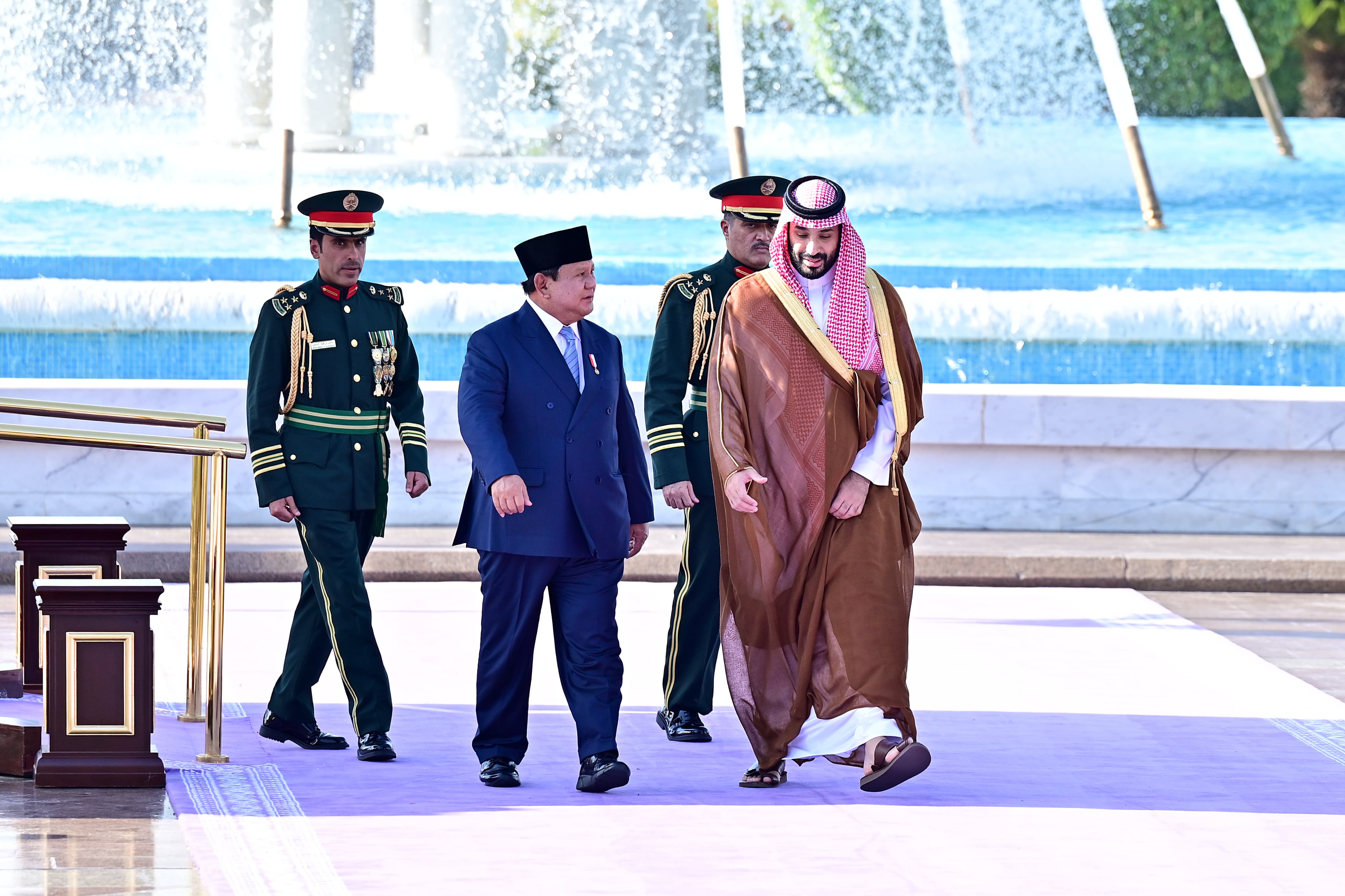 Presiden Prabowo Subianto (kiri) menemui Putra Mahkota Arab Saudi Pangeran Mohammed bin Salman bin Abdulaziz Al Saud. (Foto/BPMI)