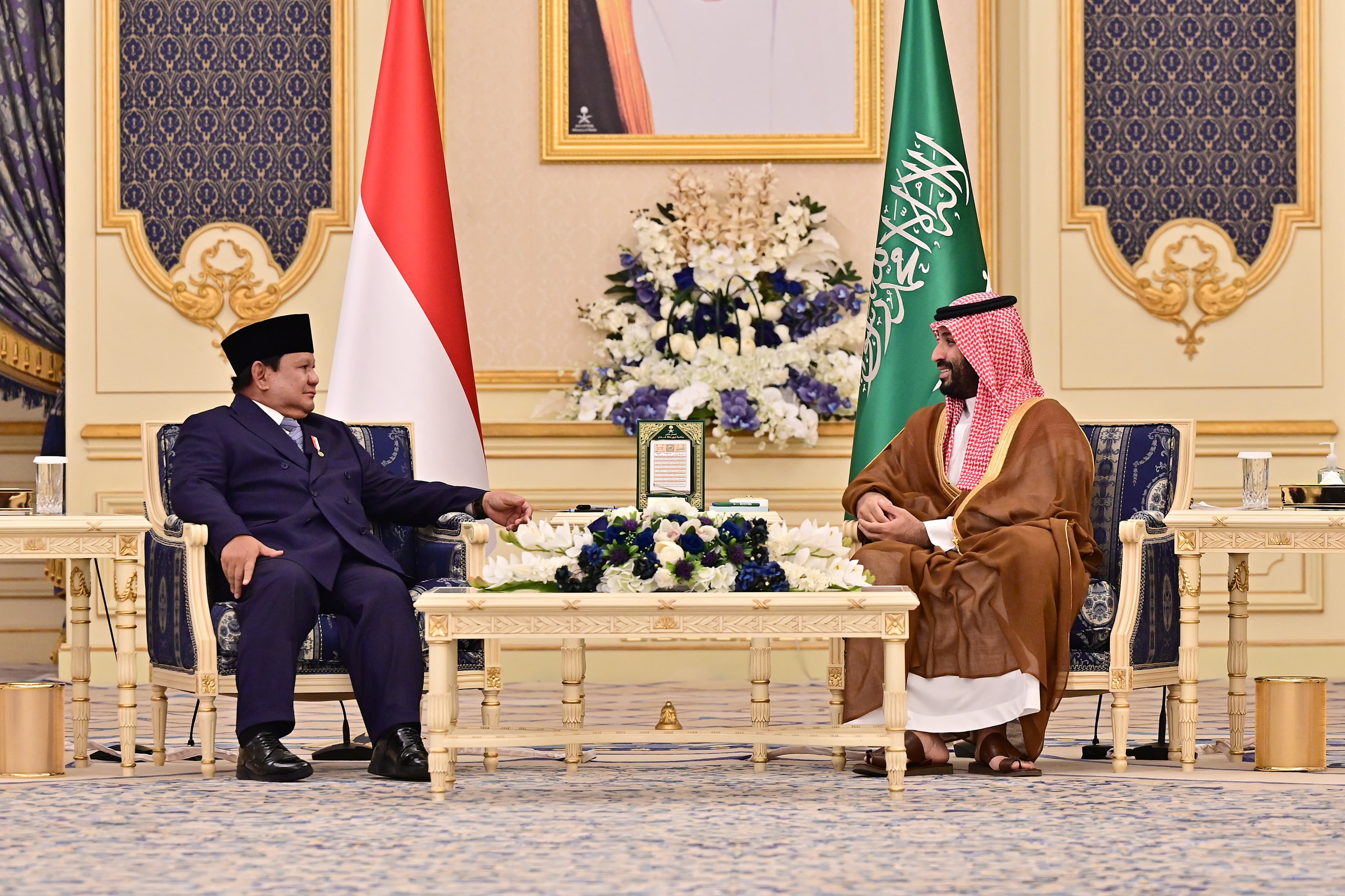 Presiden Prabowo Subianto (kiri) berbincang dengan Putra Mahkota sekaligus Perdana Menteri Kerajaan Arab Saudi Pangeran Mohammed bin Salman bin Abdulaziz Al Saud. (Foto/BPMI)