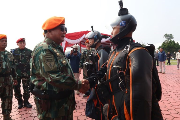 Presiden Prabowo Subianto bersama pasukan Kopasgat TNI. (Foto/Istimewa)